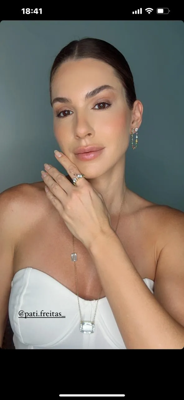 Story de influenciadora usando brincos e colar Patrícia Freitas, marcando @pati.freitas_