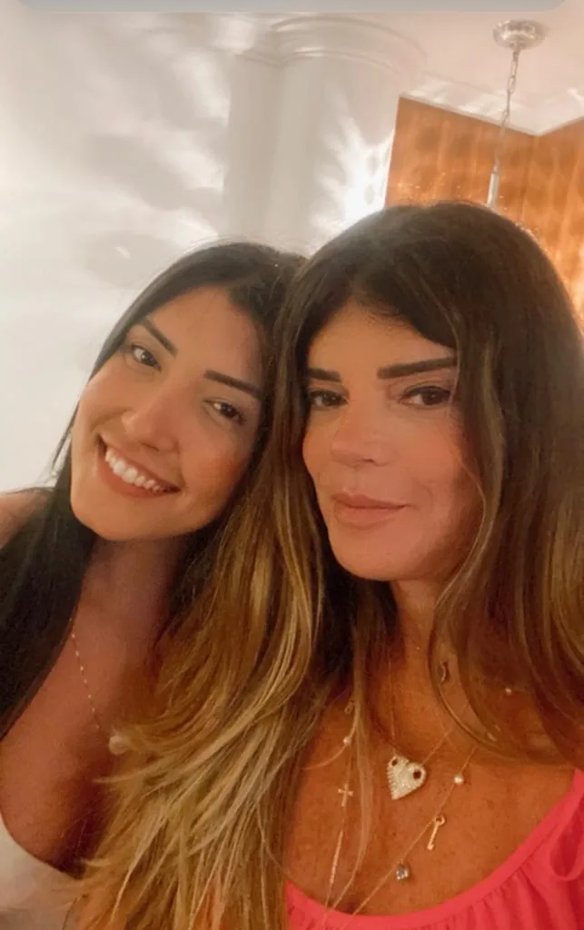 Patrícia Freitas e a sobrinha abraçadas, sorrindo