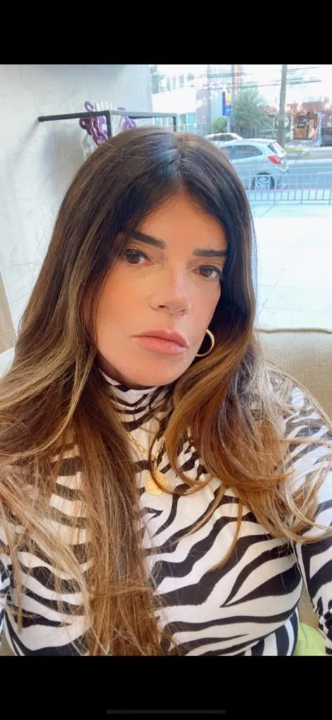Retrato de Patrícia Freitas com blusa de estampa de zebra