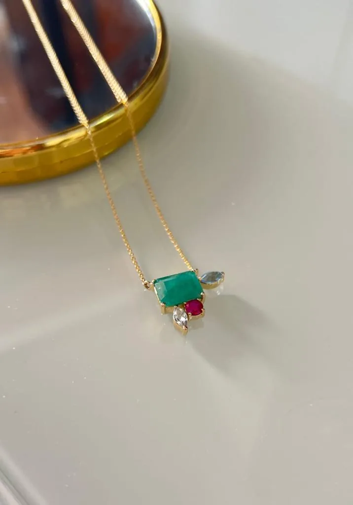 Corrente de ouro com pingente de esmeralda, topázio e turmalina